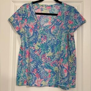 Lilly Pulitzer Etta V-Neck Tee in Multi Sink or Swim Print Size Large